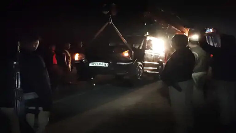 अफजलगढ़ इंस्पेक्टर की सरकारी गाड़ी को गन्ने से भरे ट्रक ने मारी टक्कर