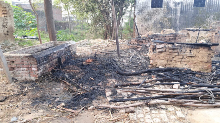 झालू के मोहल्ला रामलीला निवासी एक श्रमिक के छप्पर में लगी भीषण आग