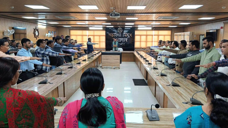 अधिकारियों, और कर्मचारियों को कौमी एकता सप्ताह के अंतर्गत राष्ट्रीय एकता की शपथ दिलाई