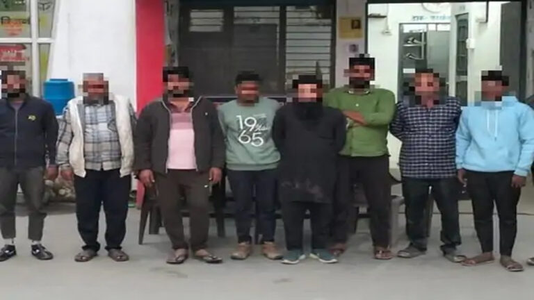 बिजनौर में पुलिस ने 11 ट्रकों को किया सीज,16 लोग गिरफ्तार