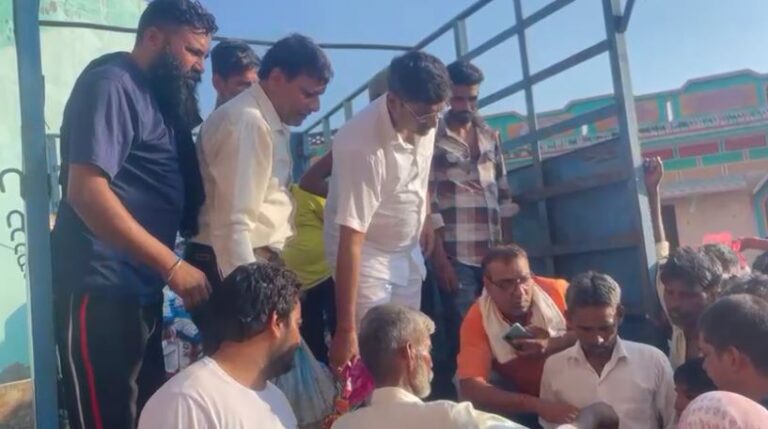 भाजपा ब्लाक प्रमुख पुत्र द्वारा बाढ़ ग्रस्त गांव में वितरित किए कच्चे राशन के पैकेट