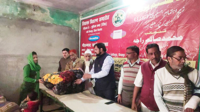 जरूरतमंदों को वितरित किये गये लिहाफ