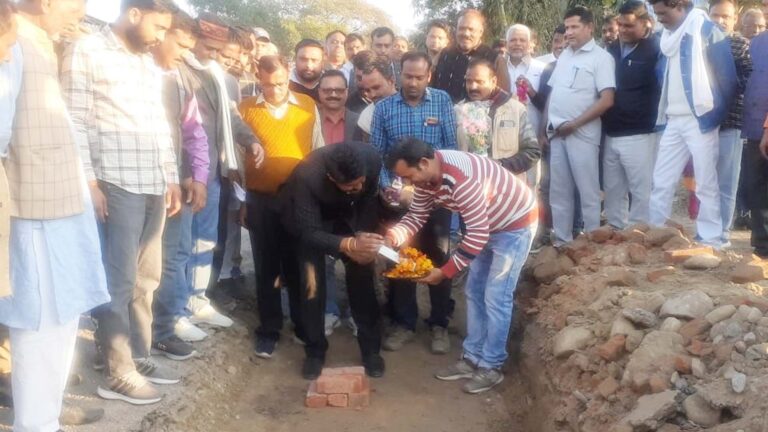 बरसों प्रतीक्षा के बाद सड़क का निर्माण कार्य शुरू