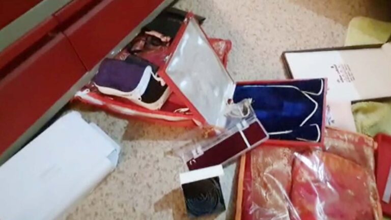 चोरों ने घर में घुसकर लाखों का माल उड़ाया
