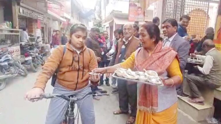 चांदपुर में किया गया प्रसाद वितरण