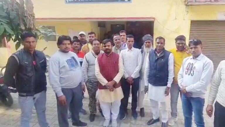 ग्राम प्रधानों ने खाद्य कार्यालय पर किया प्रदर्शन