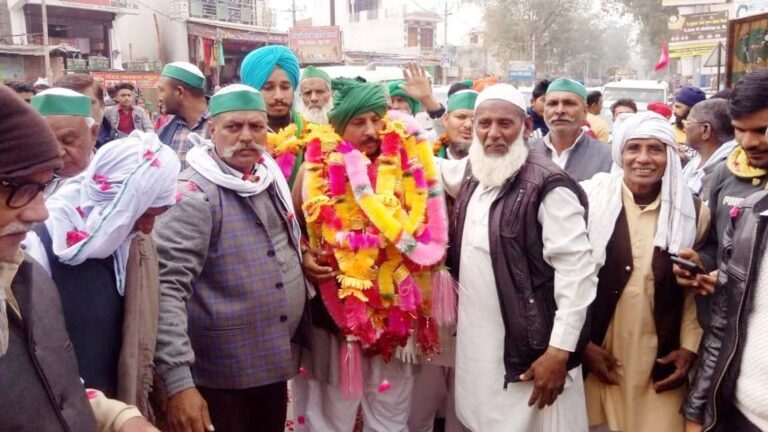 आंदोलन की समाप्ति पर वापस लौटे किसानों का स्वागत