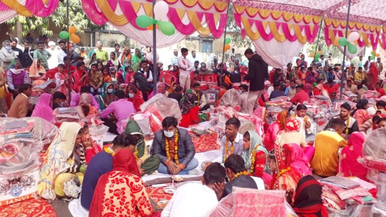 सामूहिक विवाह योजना के अंतर्गत कराई जोड़ों की शादियां