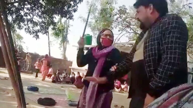 महिला टीचर ने ग्राम प्रधान पति को डंडे से पीटा, वीडियो वायरल