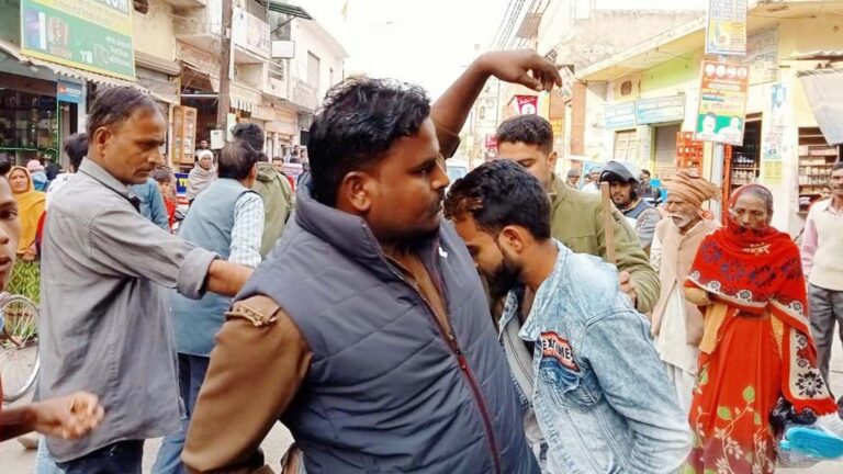 छेड़छाड़ करने वाले मनचलों को सिखाया सबक