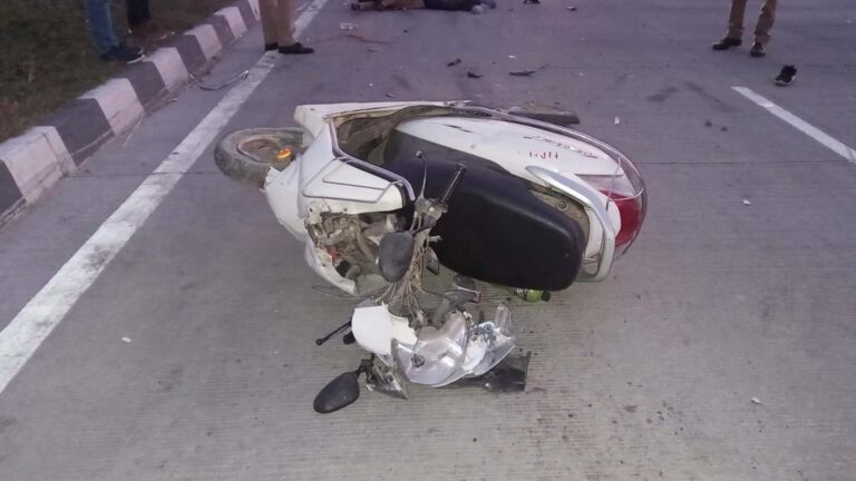 स्कूटी और वैन की जोरदार भिड़ंत, एक की मौत