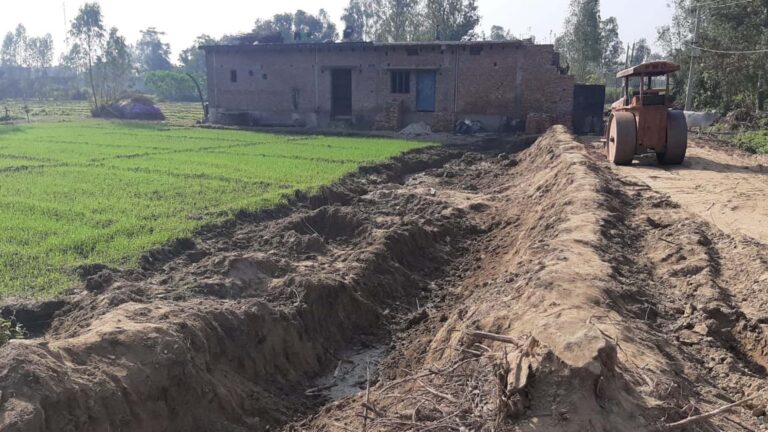 सड़क बनाने के लिए रौंदी किसान की फसल
