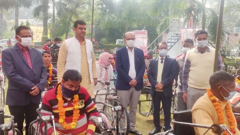 दिव्यांगो को वितरित की व्हील चेयर