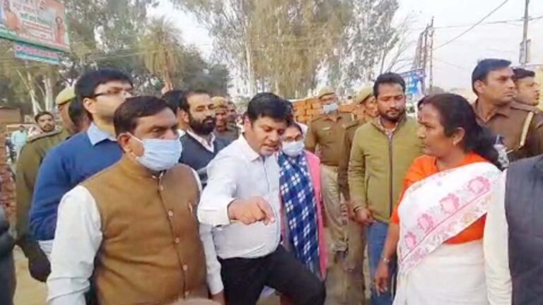 शहीद स्मारक की भूमि से रास्ता निकालने पर हंगामा