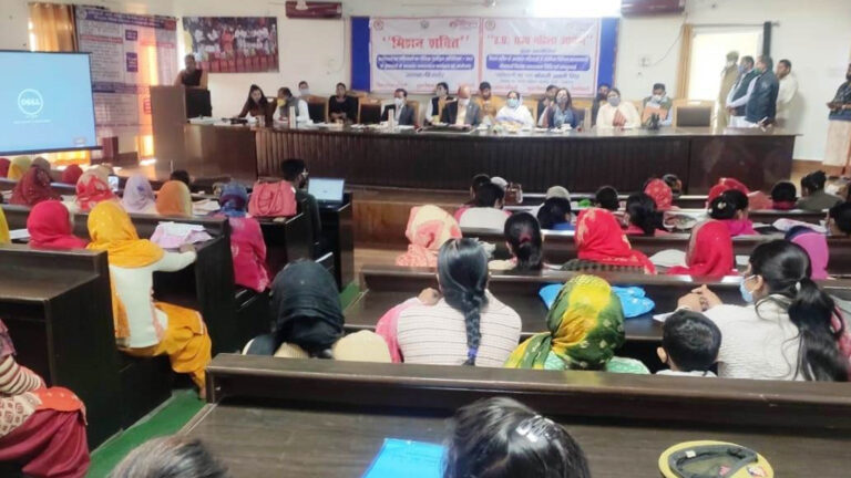 महिलाओं को जागरूक करने के लिए कार्यक्रम का आयोजन