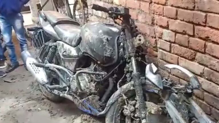 घर के बाहर खड़ी बाईकों में लगी आग