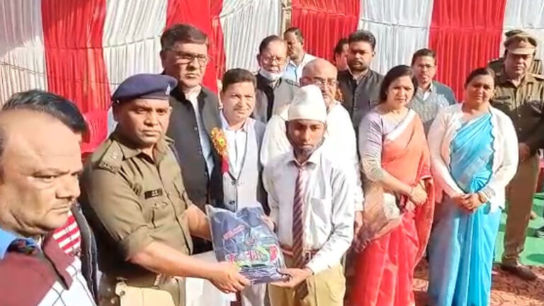 विद्यार्थियों को वितरित किये स्वेटर
