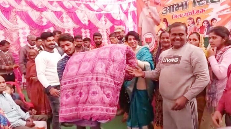 गरीबों को वितरित किये लिहाफ