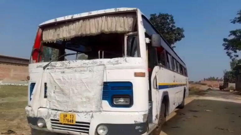 अज्ञात लोगों ने की बसों में तोड़फोड़