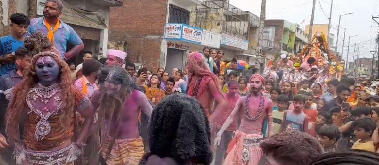 भगवान गणेश की मूर्ति की विधिवत स्थापना करके 5 दिन तक पूजन उपरांत विसर्जन के लिए ले जाया गया गंगा