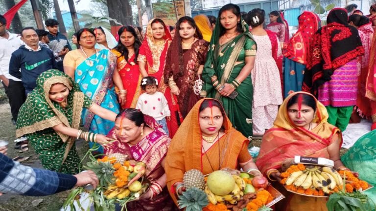 धामपुर शुगर मिल परिसर में छठ पूजा धूमधाम से मनाया गया