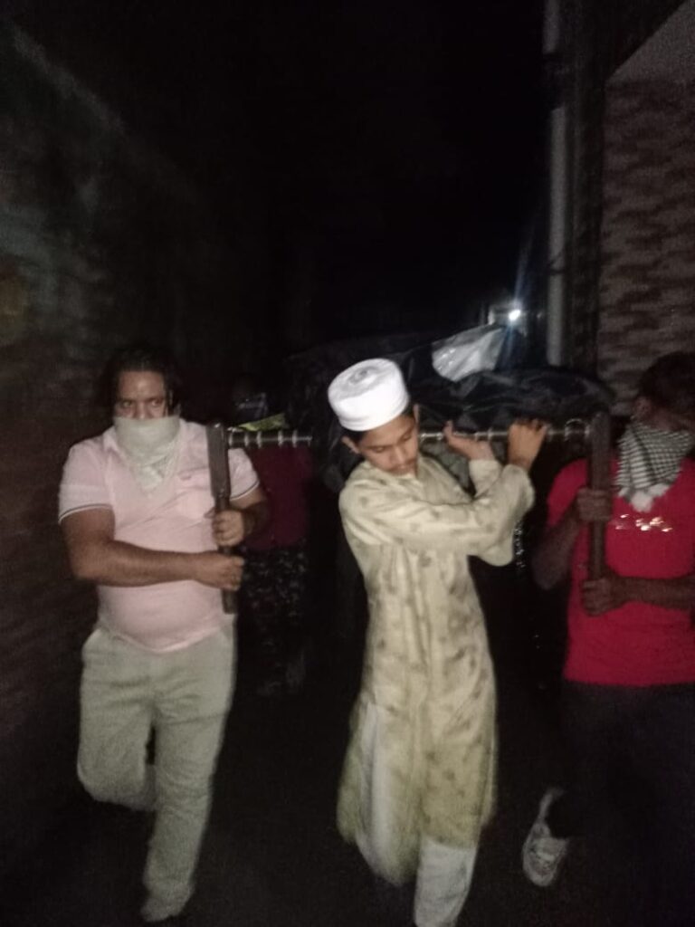 चारपाई पर पड़ा मिला महिला का शव, एक कॉल पर दिल्ली से घर पहुंचा घबराया बेटा