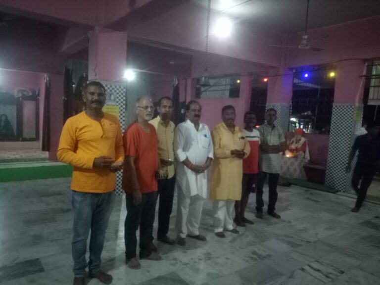 कांवरियों पर थानाध्यक्ष व भाजपा नेताओं ने की पुष्प वर्षा