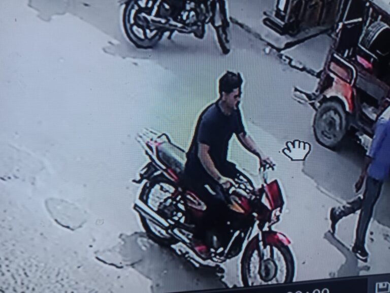 Bike Chori: बस कंडक्टर की बाइक चोरी, सीसीटीवी कैमरे में कैद