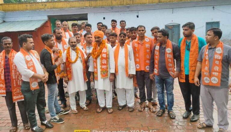 उद्धव गुट को झटका: उद्धव गुट के सैकडो शिवसैनिक शिवसेना में हुए शामिल