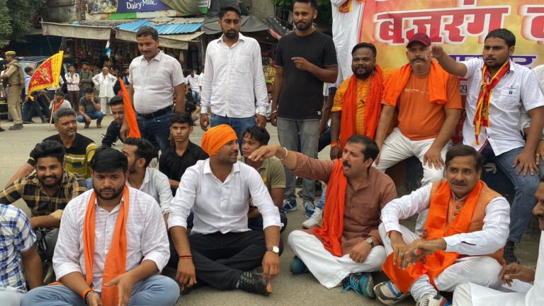 धामपुर में इस्लामिक जिहाद का पुतला फूंक कर की जमकर नारेबाजी