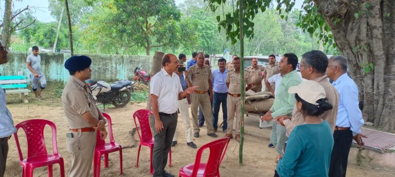 जिलाधिकारी बिजनौर उमेश मिश्रा द्वारा वन विभाग द्वारा की जा रही कार्यवाही का आकस्मिक रूप से किया गया निरीक्षण