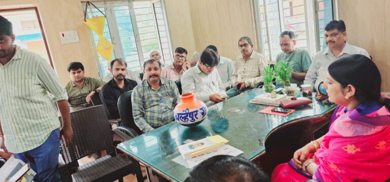 ब्लाक प्रमुख मेरी माटी मेरे देश अभियान के अंतर्गत की गई बैठक