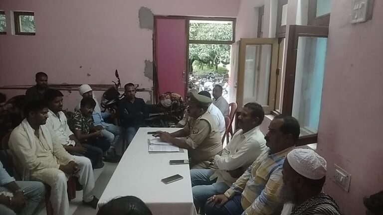 शेरकोट खो बैराज डाक बंगले पर यातायात हेलमेट के संबंध को लेकर शेरकोट थाना प्रभारी के नेतृत्व में किया गया बैठक का आयोजन