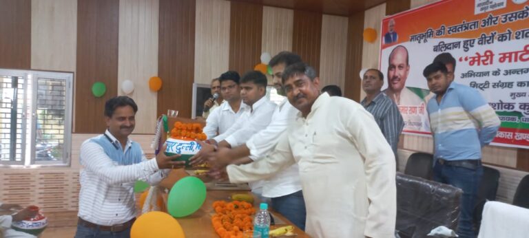 85 ग्राम प्रधानों को वितरित किए मिट्टी के कलश