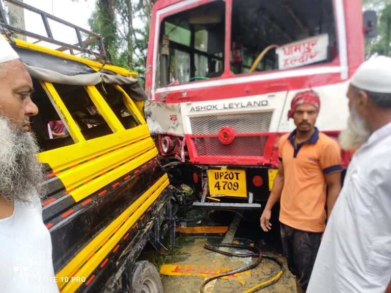बस व ऑटो की आमने सामने की टक्कर में ऑटो चालक की मौके पर हुई मौत