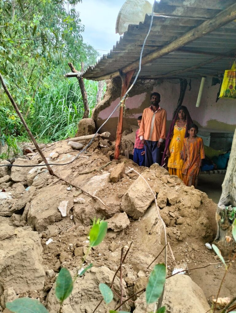 बारिश से गिरी कच्चे मकान की दीवार