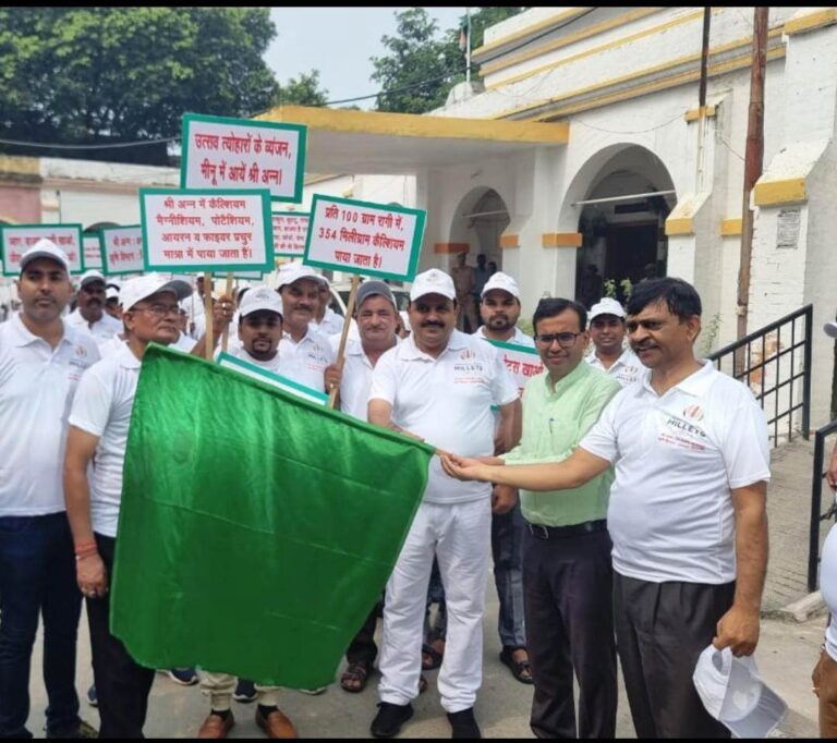 जिलाधिकारी ने ऑटो रिक्शा को हरी झंडी दिखाकर किया रवाना