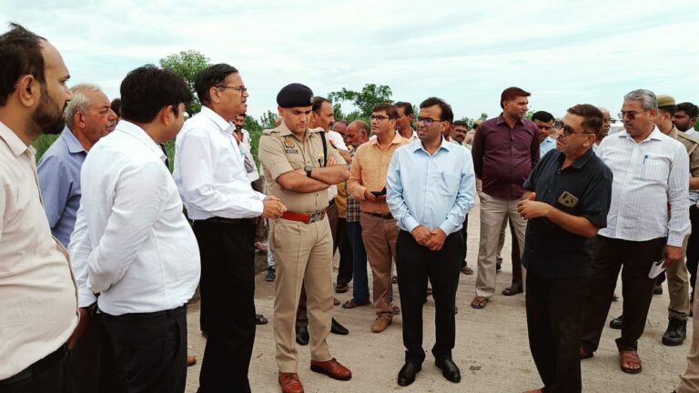 जिलाधिकारी अंकित कुमार अग्रवाल द्वारा पुल से खो नदी द्वारा बाढ़ से किए गए कटान का किया गया मुआयना