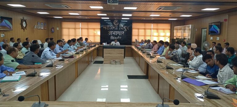 जिलाधिकारी अंकित कुमार अग्रवाल ने अधिशासी अभियंता पीडब्ल्यूडी को किया निर्देशित