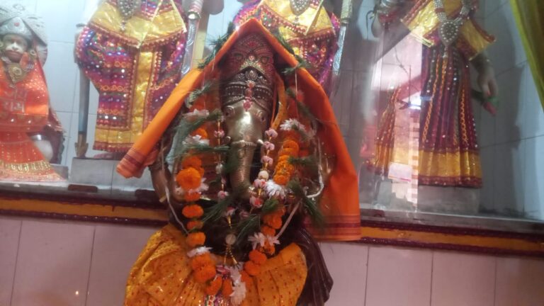 नगीना में जगह.जगह गणेश पूजा की धूम, गणपति जी की साढ़े तीन फीट ऊंची पीतल की प्रतिमा की स्थापित