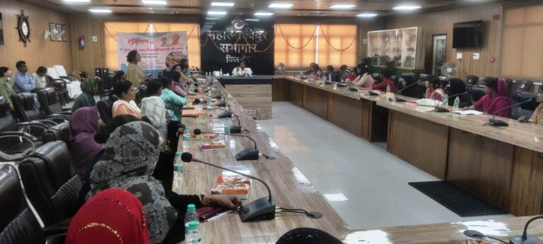 हक की बात जिलाधिकारी के साथ कार्यक्रम महात्मा विदुर सभागार कलेक्ट्रेट परिसर बिजनौर में आयोजित किया गया
