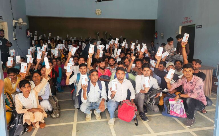 बाल विकास महाविद्यालय मैनेजर अमन सिंह ने संयुक्त रूप से बच्चों को वितरण किए स्मार्टफोन