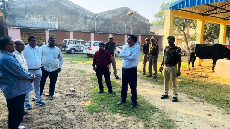 जिलाधिकारी राजेश कुमार त्यागी द्वारा कताई मिल गौशाला में चल रहे गौशाला के विस्तारीकरण के कार्य का मौके पर जाकर किया गया निरीक्षण