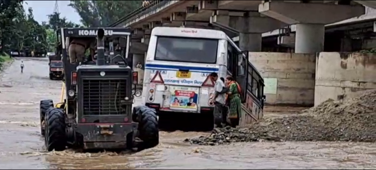 पानी के तेज बहाव में फसी रोडवेज बस