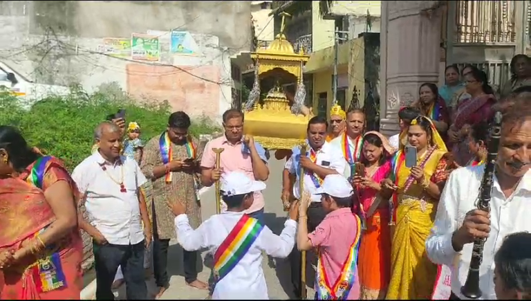 दशलक्षण पर्व के उपलक्ष में दिगंबर जैन समाज की ओर से वार्षिक पालकी यात्रा का किया गया आयोजन