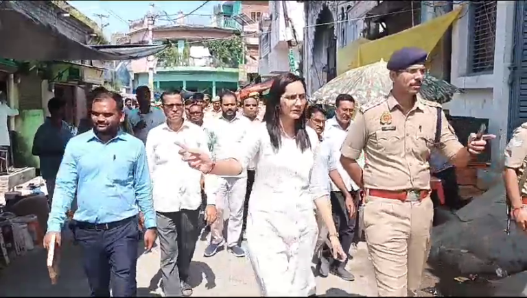 उच्च न्यायालय के आदेश पर उप जिलाधिकारी ने अतिक्रमण कर बाजार लगाने वाले दुकानदारों को दी चेतावनी
