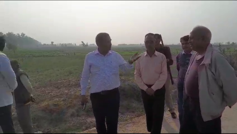 उप जिलाधिकारी चांदपुर ने गंगा स्नान से पूर्व चांदपुर हस्तिनापुर मार्ग पर बने गडढों को कराया सही