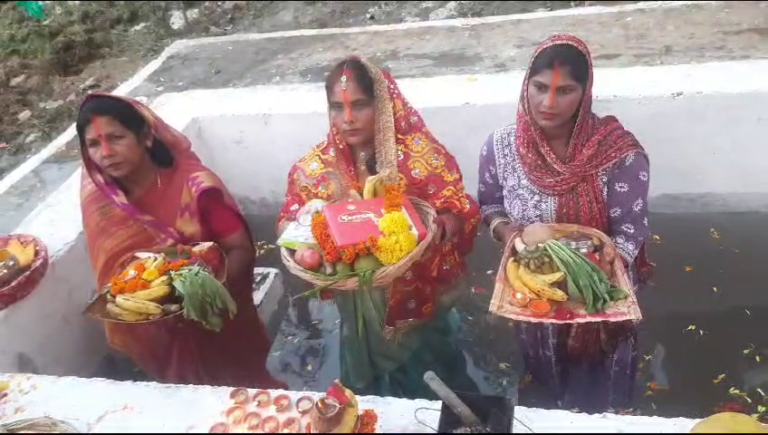 महिलाओं ने द्वारिकेश शुगर मिल परिसर में पानी में खड़े होकर भगवान सुर्यदेव की विधी विधान पूर्वक पूजा अर्चना की
